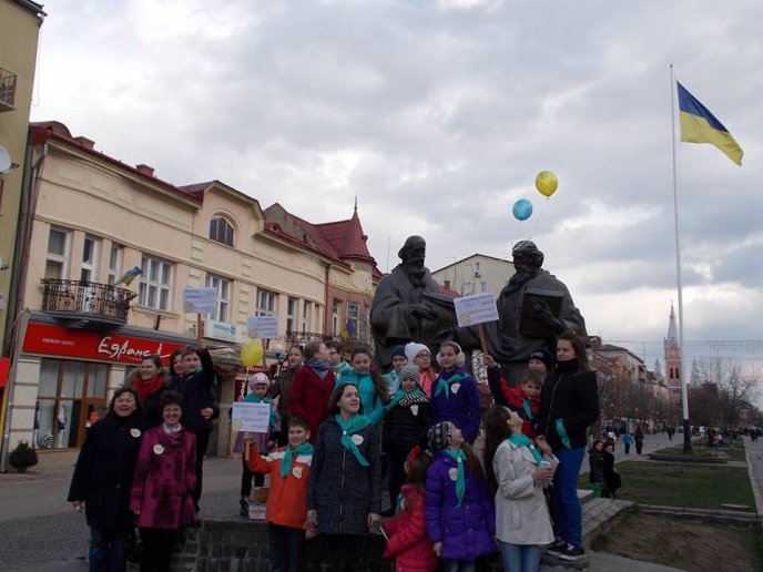 Учасники бібліоходи "Мукачево – читай!" запрошували містян читати книги – 05