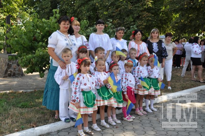 День Незалежності України у Мукачеві відзначили масштабним парадом вишиванок (ФОТОРЕПОРТАЖ) – 09