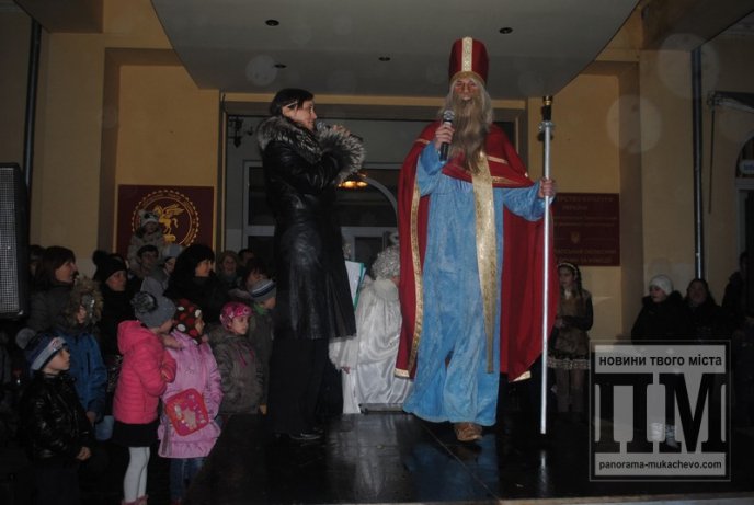 У Мукачеві святковими вогнями запалили головну новорічну красуню міста (ФОТОРЕПОРТАЖ) – 11 У Мукачеві святковими вогнями запалили головну новорічну красуню міста (ФОТОРЕПОРТАЖ) – 11