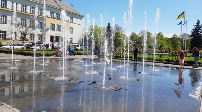 Поливаний понеділок: ужгородці кидають одне одного у фонтан – 04 Поливаний понеділок: ужгородці кидають одне одного у фонтан – 04