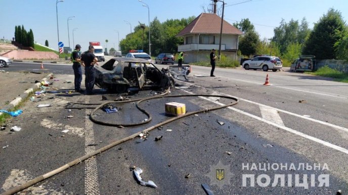 На трасі зіткнулися три машини. Одна з них загорілася – 02
