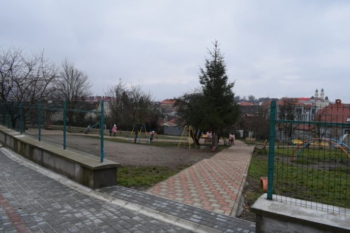 В Ужгороді вимостили бруківкою двір однієї зі шкіл – 04