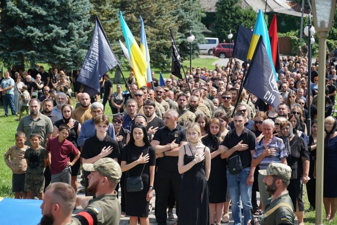 Перед смертю врятував побратимів: Ужгород попрощався із Героєм – 06