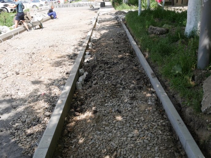 В Ужгороді облаштовують внутрішньоквартальні території  – 04