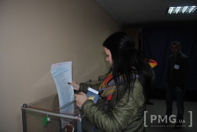 Студенти УжНУ стоять у чергах, аби проголосувати – 10