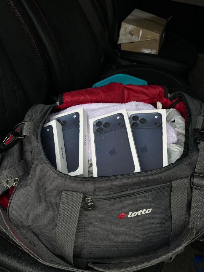 «Айфони» сховали в дорожніх сумках / фото: Західне регіональне управління ДПСУ