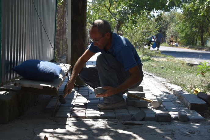В Іршаві ремонтують тротуар, що веде до міського ринку – 01 В Іршаві ремонтують тротуар, що веде до міського ринку – 01