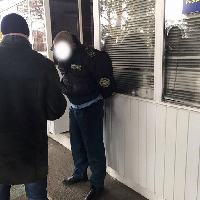 Внутрішня безпека ДФС на «гарячому» затримала працівника Закарпатської митниці – 01