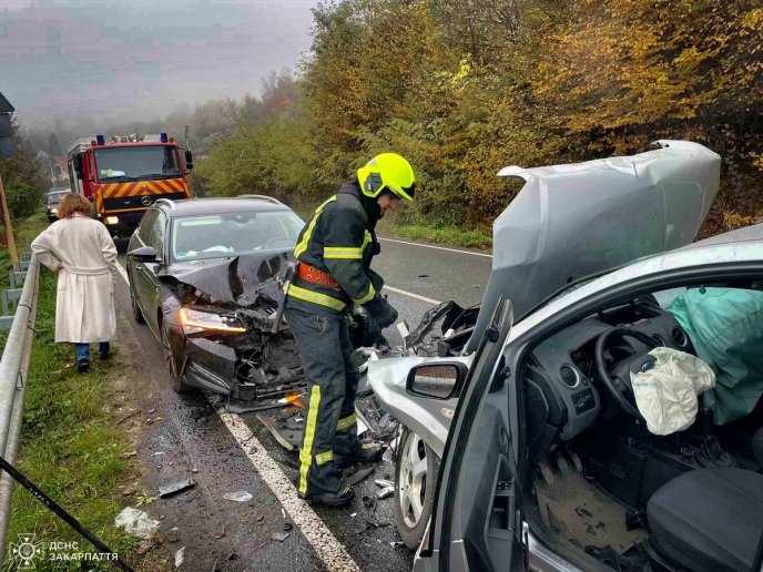Уламки машин розкидані по дорозі: в області трапилась аварія – 01