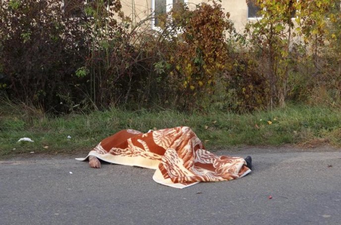 Під колесами авто трагічно загинув велосипедист. ЗМІ повідомляють про шалену швидкість автівки – 02