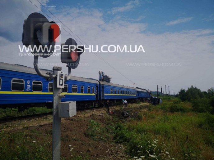 Пасажирський потяг зіткнувся з вантажівкою: опубліковано фото з місця ДТП – 04
