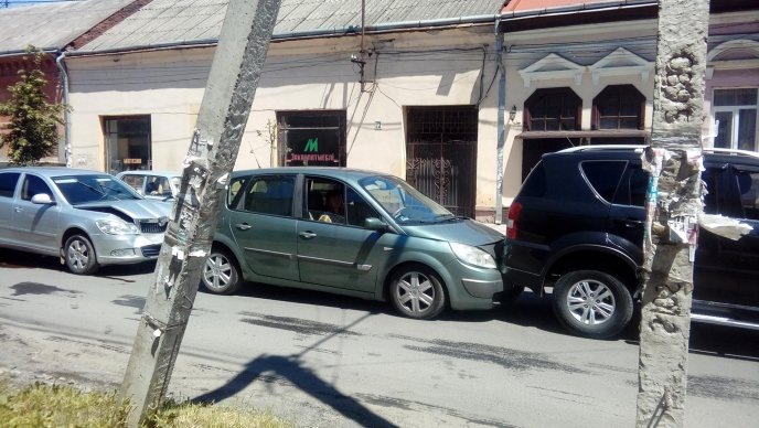 Соцмережі: в Ужгороді зіткнулись чотири автівки – 01