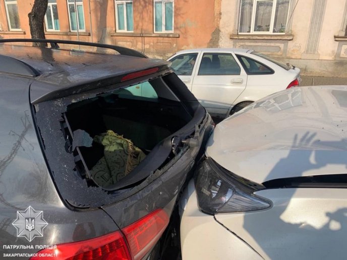 В Ужгороді сталась масштабна ДТП. Зіткнулись 4 машини – 04