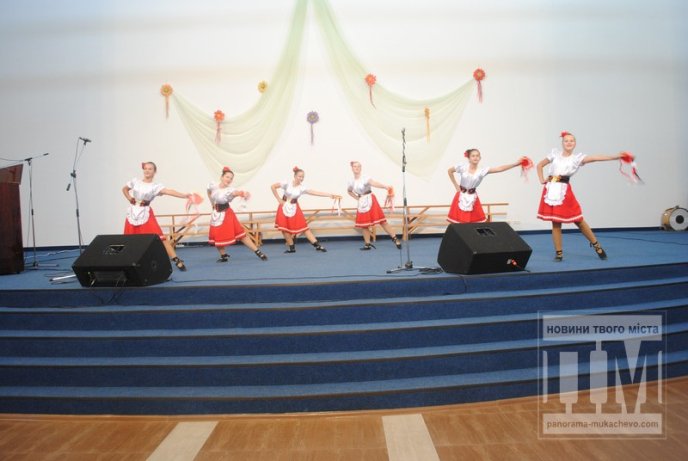 У Мукачеві відбувся благодійний концерт дитячих та юнацьких колективів "Від маленького серця для великого миру" (ФОТОРЕПОРТАЖ) – 06