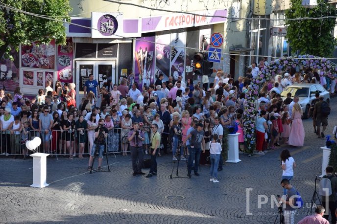 У Мукачеві стартував парад випускників – 05