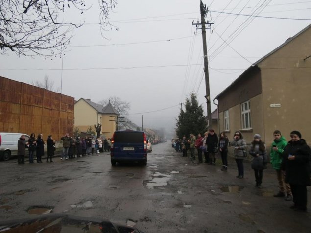 Великоберезнянці на колінах зустріли свого земляка, який загинув у зоні АТО (ФОТО) – 07