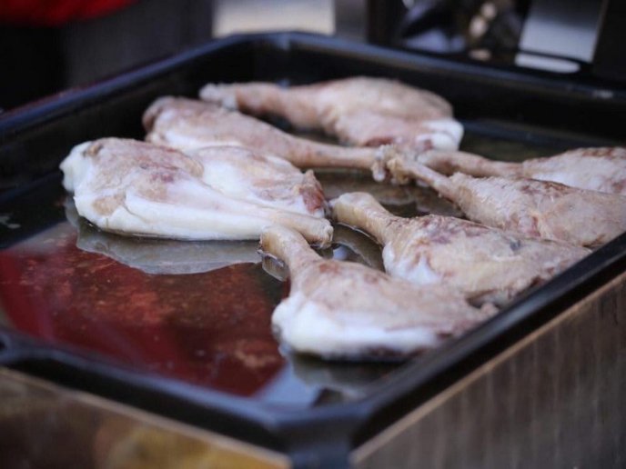 Смажена гуска, печені яблука і вино: у центрі Мукачева розпочався святковий ярмарок – 06