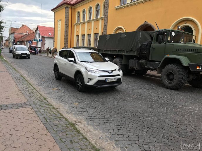Ввечері у Мукачеві сталась аварія за участі вантажівки військових – 02