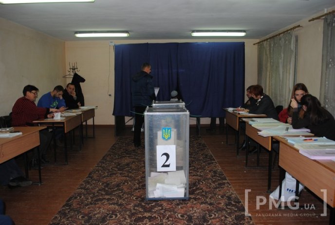 Студенти УжНУ стоять у чергах, аби проголосувати – 01