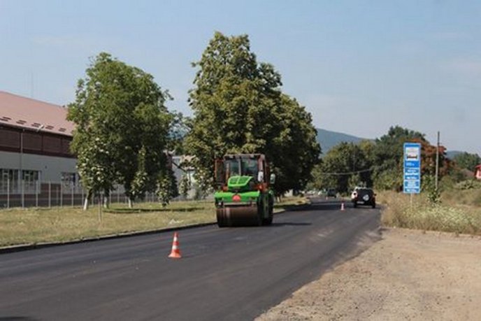 Проводиться асфальтування вулиці Свято-Михайлівська у Мукачеві – 01