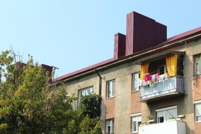 На вулиці Берегівській у Мукачеві завершують ремонтувати дах багатоповерхівки – 04