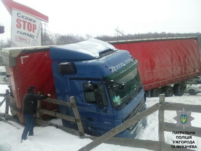 У Чинадієві біля ресторану занесло фуру: вантажівка з’їхала у кювет – 01 У Чинадієві біля ресторану занесло фуру: вантажівка з’їхала у кювет – 01