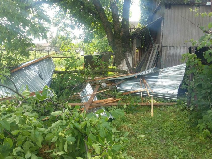 Негода на Іршавщині: сильний вітер зривав покрівлю з будинків  – 01