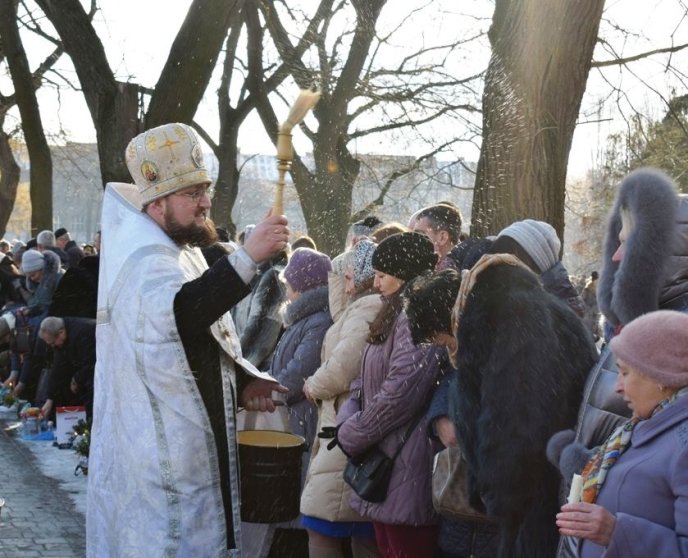 Тисячі вірян прийшли помолитись у храми Ужгорода та освяти воду – 09