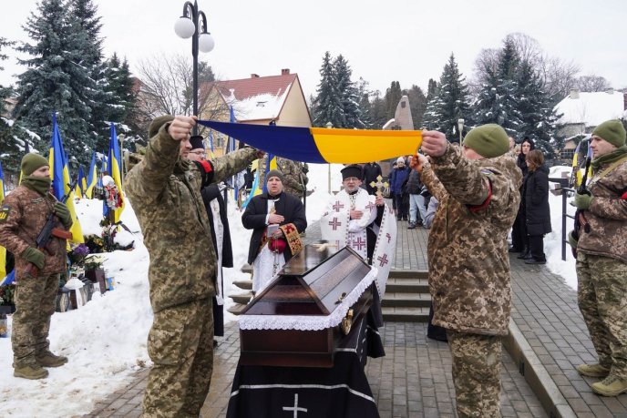 Поховали військового, який захищав Україну з перших днів повномасштабного вторгнення – 04