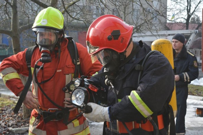 Закарпатські вогнеборці рятували людей у задимленому приміщенні – 04
