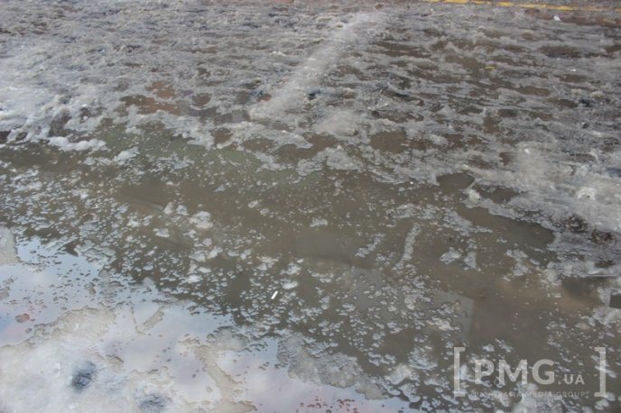 Одна з центральних вулиць Мукачева перетворилась на суцільну калюжу – 35