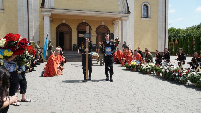 У Мукачеві сьогодні попрощалися із захисником – 06 У Мукачеві сьогодні попрощалися із захисником – 06