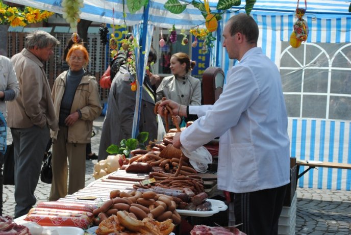Передпасхальна ярмарка стартувала на центральній площі Мукачева (ФОТО) – 08