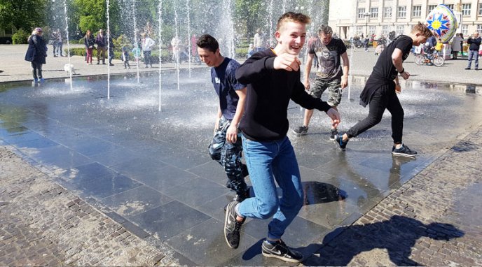 Поливаний понеділок: ужгородці кидають одне одного у фонтан – 01 Поливаний понеділок: ужгородці кидають одне одного у фонтан – 01
