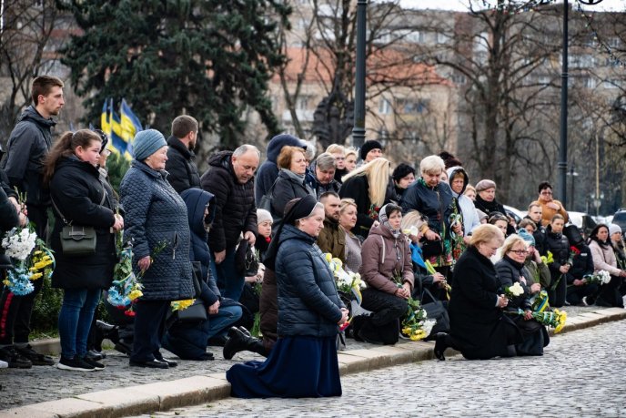 Ужгородці навколішках проводжали в останню путь Героя, який загинув у серпні 2023 року – 04