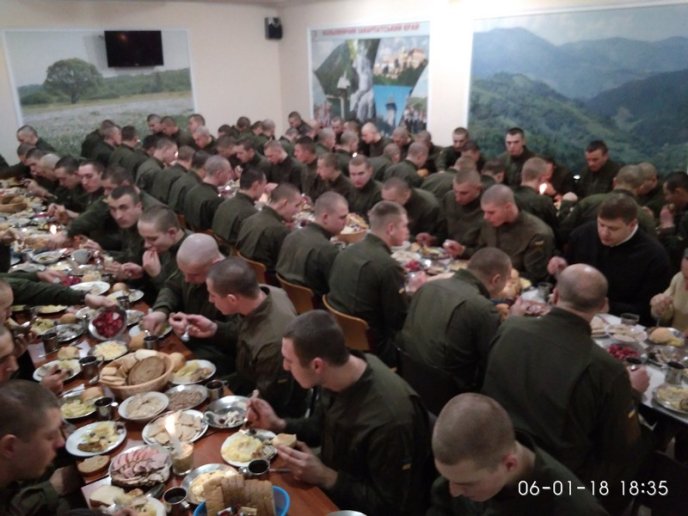 В Ужгороді гвардійці встановили власний рекорд, наліпивши 777 вареників – 04