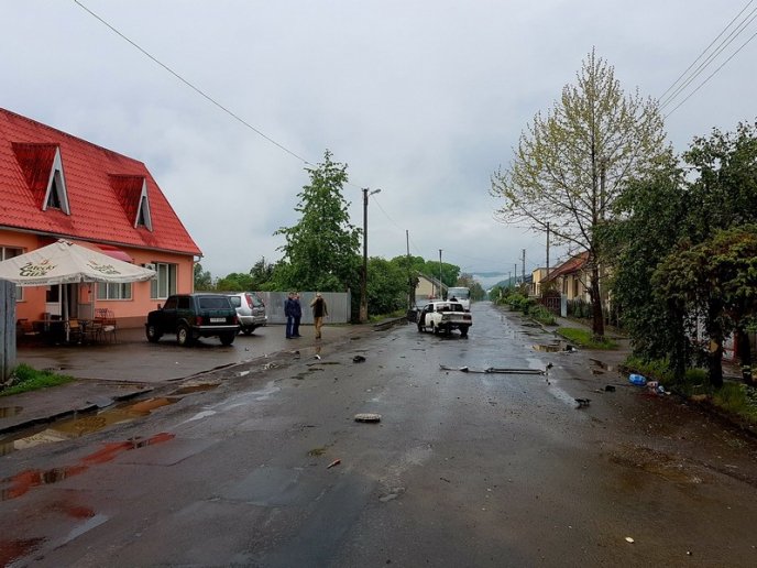 Внаслідок жахливої ДТП водій вилетів через лобове скло – 02