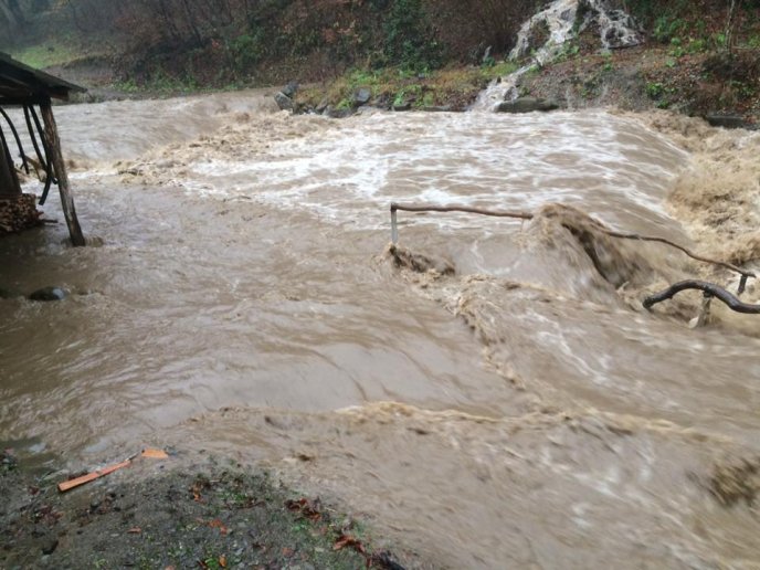 Через сильні зливи вода підтопила відомий закарпатський курорт "Лумшори" – 06 Через сильні зливи вода підтопила відомий закарпатський курорт "Лумшори" – 06