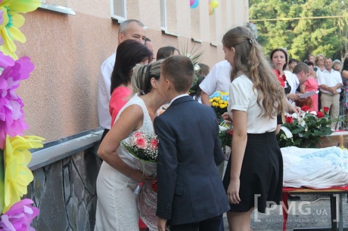 НВК "Гармонія" урочисто відзначила свято Першого вересня лінійкою у вишиванках – 32