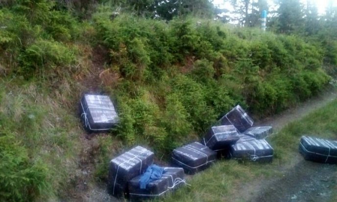 Тікаючи від прикордонників, контрабандисти покинули в горах машину і велику партію сигарет – 04