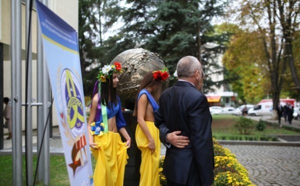 У мережі обговорюють, чи бува не перебільшили ужгородські студентки із патріотичною відвертістю – 05