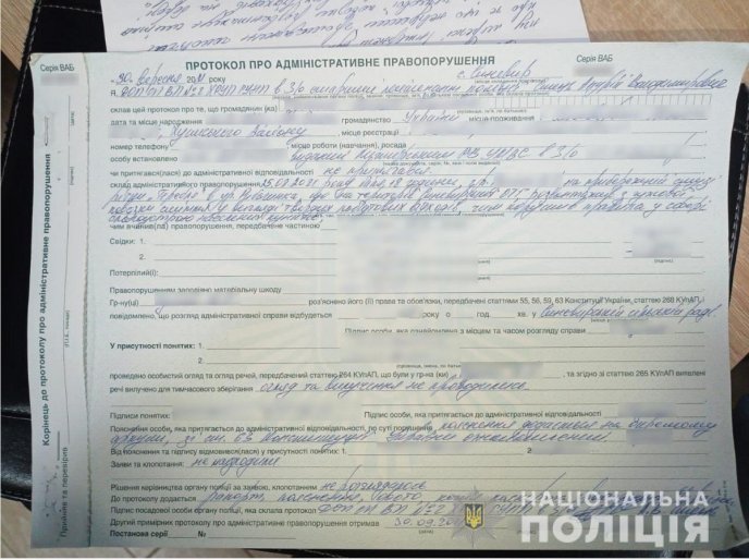 Висипав сміття на берег річки: поліція відреагувала на скандальне відео – 03