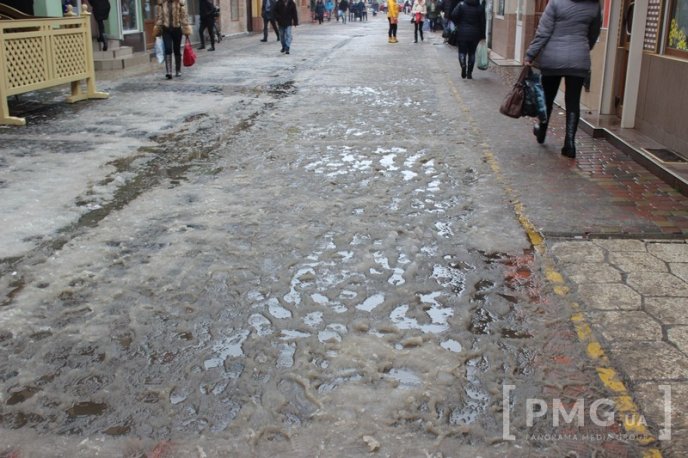 Одна з центральних вулиць Мукачева перетворилась на суцільну калюжу – 17