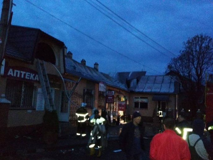 Вночі горів магазин. Вогонь гасили 14 рятувальників – 04