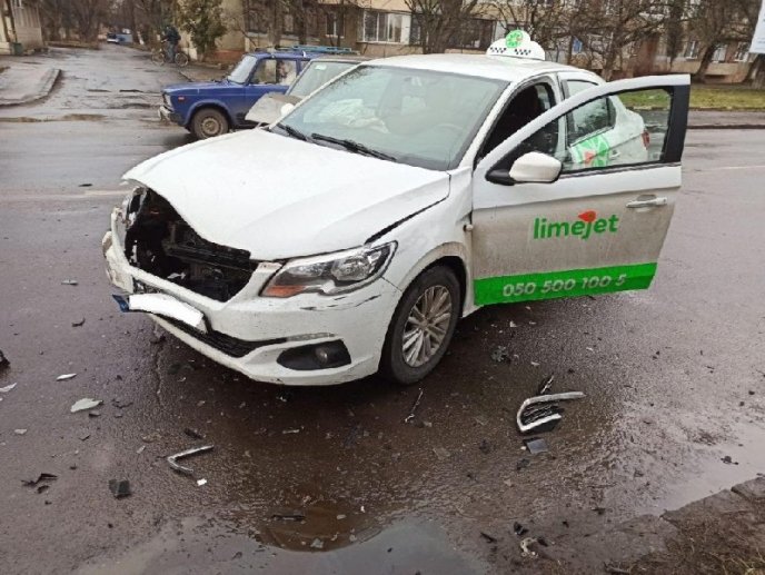 Вранці сталась аварія за участю таксі – 02