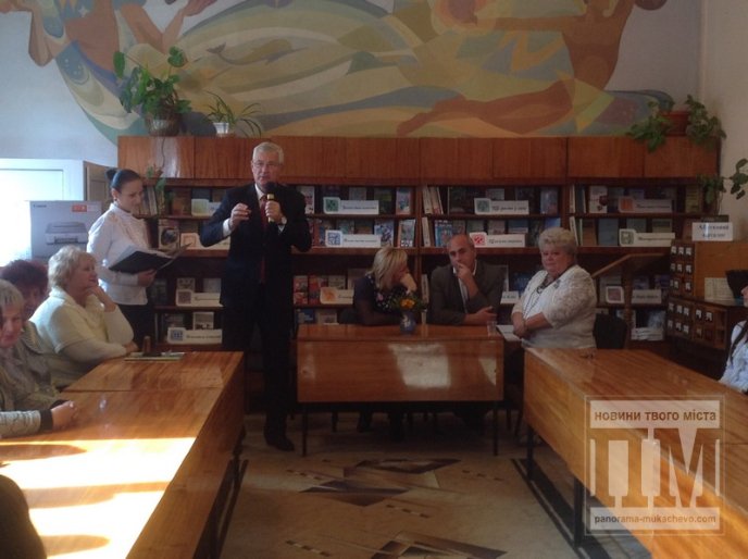 Мукачівських бібліотекарів у їх професійне свято вітали мер міста разом із заступником (ФОТО) – 04 Мукачівських бібліотекарів у їх професійне свято вітали мер міста разом із заступником (ФОТО) – 04