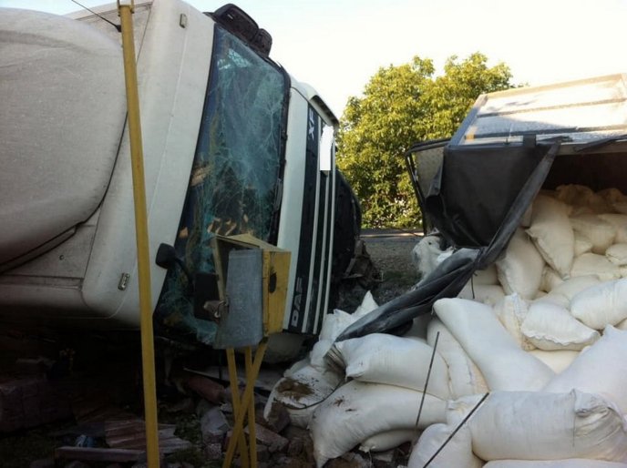 Перекинулася вантажівка: опубліковані фото з місця ДТП – 02