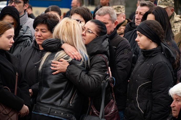 Ужгородці навколішках проводжали в останню путь Героя, який загинув у серпні 2023 року – 08