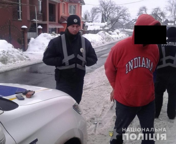 Чоловік із револьвера стріляв у свого односельця – 01