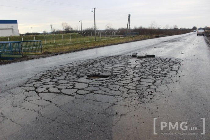 На першому шарі асфальту на Пряшівській-об’їзній у Мукачеві з’явились тріщини – 06